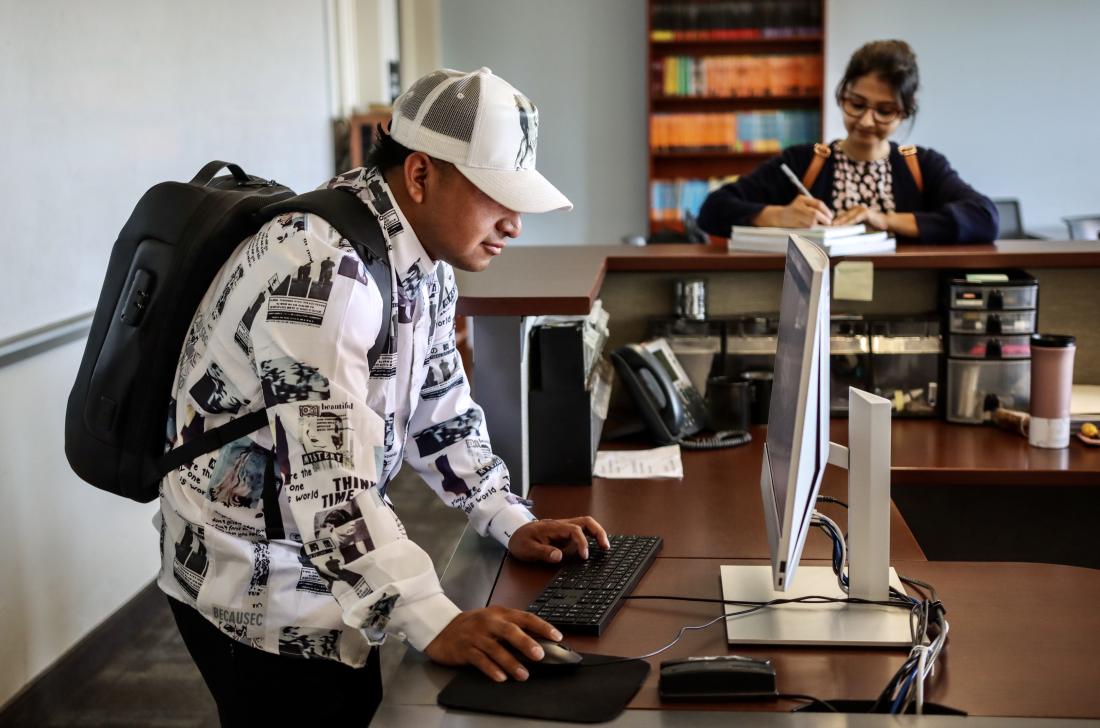 Student logging into the ESL Lab computer